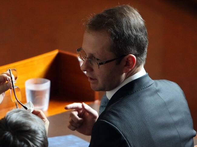 El exministro Rubén Darío Lizaralde argumenta que Andrés Felipe Arias no es una persona peligrosa y fue condenado con vicios políticos. Foto: Colprensa / GERMÁN ENCISO