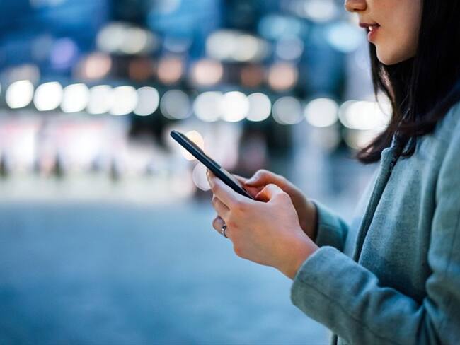 Cinco aplicaciones para caminar seguro durante la noche. Foto: Getty Images