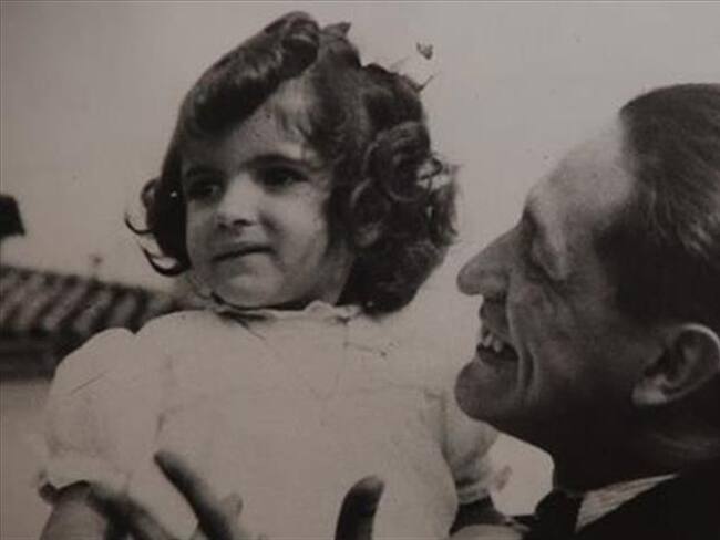 Fotografía de Jorge Eliécer Gaitán junto con su hija, Gloria Gaitán. Foto: (Alcaldía Mayor de Bogotá
