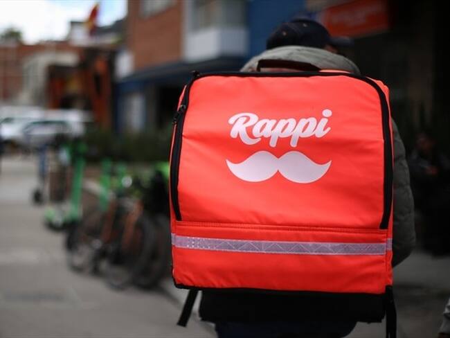 Si un Rappi se hace 400.000 pesos al mes, la plataforma tendrá que aportar el 15% de ese valor para su seguridad social. Foto: Colprensa