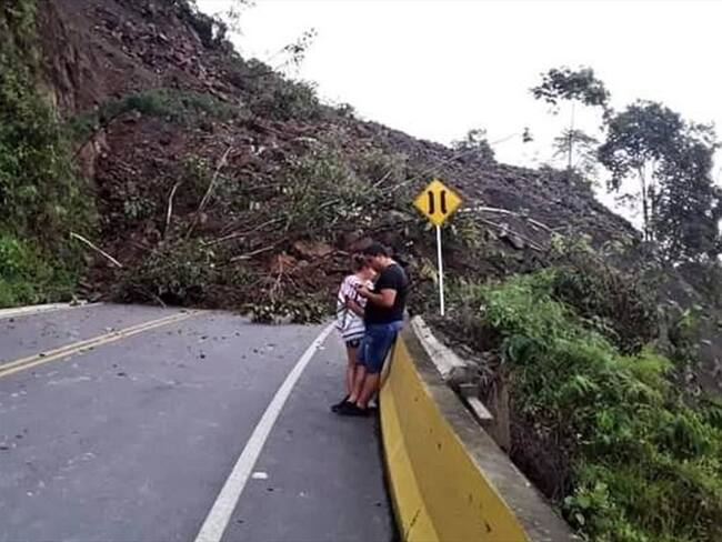 Se hizo un llamado a los transeúntes para no hacer cruces, a través del deslizamiento, de manera peatonal. . Foto: Suministrada