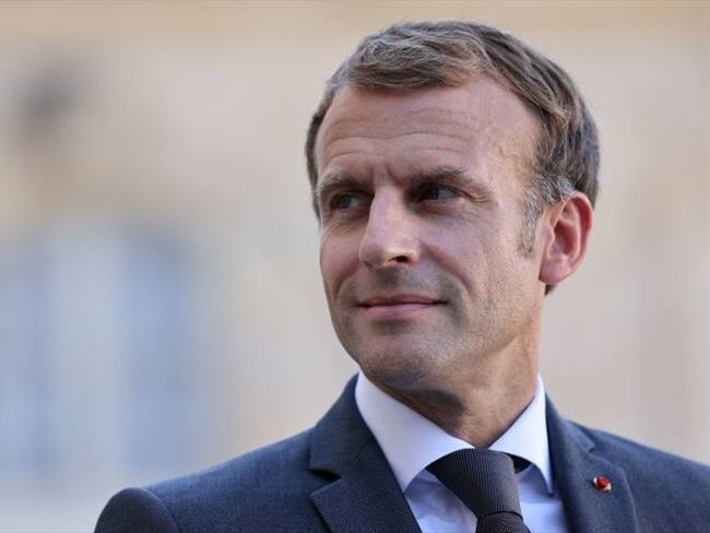 El huevo, que no llegó a romperse, le dio en el hombro al presidente francés.. Foto: THOMAS COEX/AFP via Getty Images