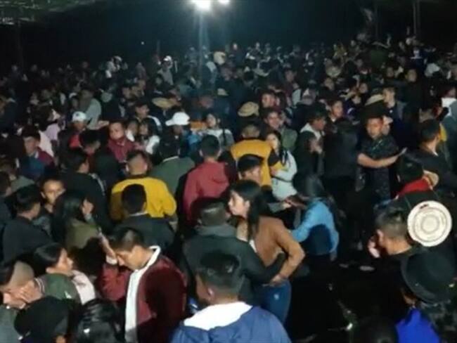 Las comunidades bailaron después del acto de posesión de las autoridades indígenas en Guambía . Foto: Cortesía