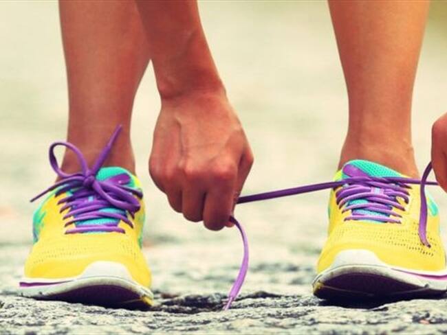 La forma de los pies y el tipo de pisada no sólo son importantes a la hora de comprar las zapatillas deportivas, también condicionan la forma de atarse los cordones. Foto: THINKSTOCK. Imagen tomada de BBC Mundo.