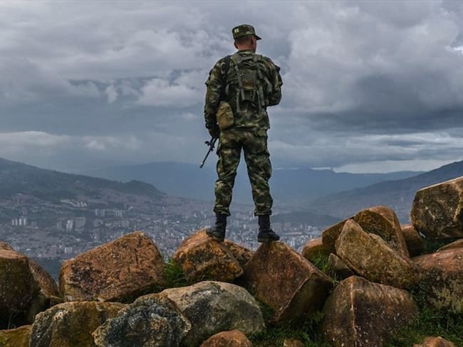 Uno de los proyectiles impactó al suboficial a la altura del abdomen, por lo que se activaron operaciones para dar con el paradero de los responsables. Foto: Getty