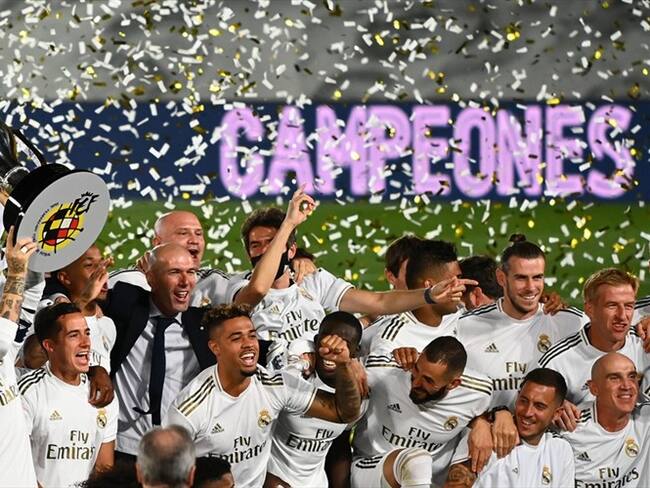 El Real Madrid, que había ganado por última vez LaLiga en 2017, se coloca con seis puntos de ventaja sobre el Barcelona, que este jueves perdió 2-1 en su campo con el Osasuna. Foto: Agencia AFP