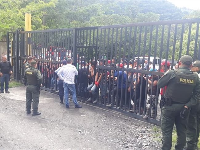 El coronel Jaramillo dijo que en el momento de llegar al lugar sus uniformados trataron de mediar con las personas. Foto: Policía de Boyacá